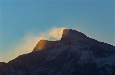 Gipfel des Schafbergs in der nebligen Morgendämmerung - WWF06073