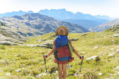 Frau beim Wandern im Kaukasusgebirge an einem sonnigen Tag, Sotschi, Russland - OMIF00566