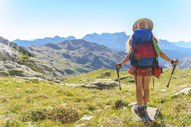 Frau mit Rucksack beim Wandern im Kaukasusgebirge, Sotschi, Russland - OMIF00567