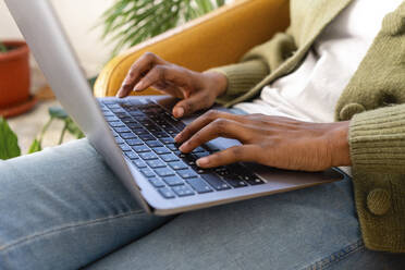 Freelance typing on laptop keyboard at home - VPIF05257