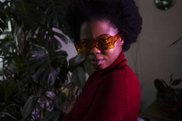 Afro woman with sunglasses at home - VPIF05268