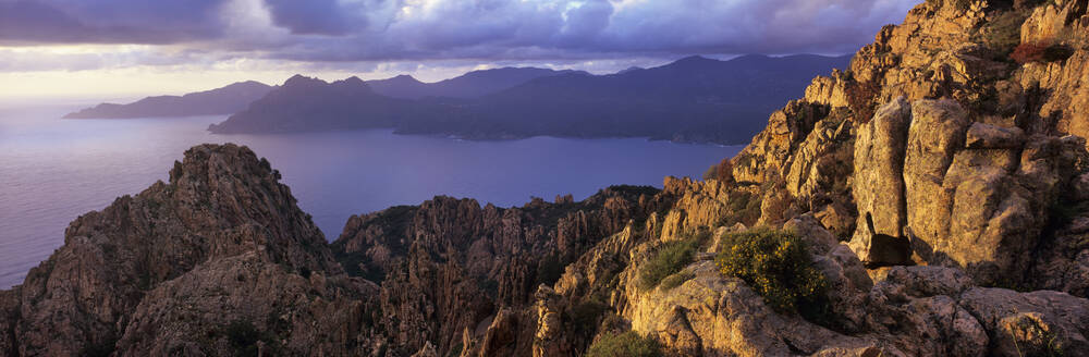 Calanques de Piana und Blick über den Golf von Porto bei Sonnenuntergang, Piana, Korsika, Frankreich, Mittelmeer, Europa - RHPLF21171