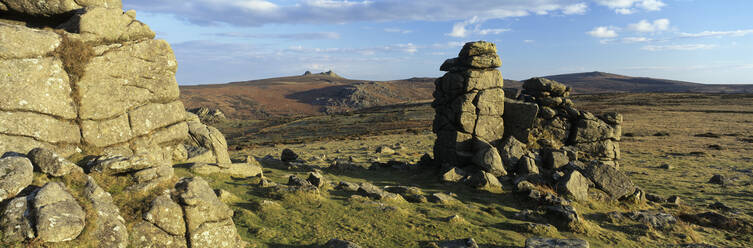 Hound Tor Granitfelsformation im Abendsonnenlicht, in der Nähe von Manaton, Dartmoor National Park, Devon, England, Vereinigtes Königreich, Europa - RHPLF21175