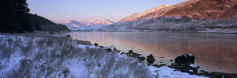 Mount Snowdon im Schnee bei Sonnenaufgang mit gefrorenem LLynnau Mymbyr See, Capel Curig, Snowdonia National Park, Wales, Vereinigtes Königreich, Europa - RHPLF21176