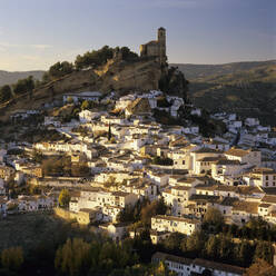 Blick auf die weiß getünchten Häuser und die alte maurische Burg bei Sonnenuntergang, Montefrio, Provinz Granada, Andalusien, Spanien, Europa - RHPLF21179