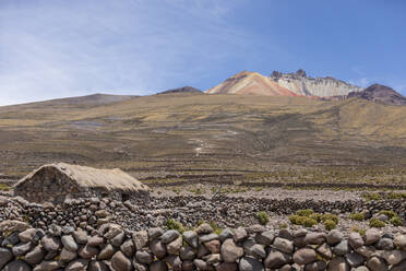 Verlassenes Dorf bei Coqueza, einer kleinen Stadt in der Nähe des Vulkans Thunupa, Salar de Uyuni, Bolivien, Südamerika - RHPLF21191