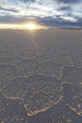 Die Salinen bei Coqueza, einer kleinen Stadt in der Nähe des Vulkans Thunupa, Salar de Uyuni, Provinz Daniel Campos, Bolivien, Südamerika - RHPLF21215