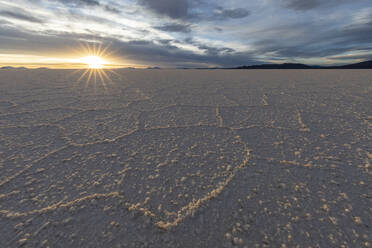 Die Salinen bei Coqueza, einer kleinen Stadt in der Nähe des Vulkans Thunupa, Salar de Uyuni, Provinz Daniel Campos, Bolivien, Südamerika - RHPLF21216