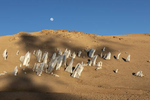 Eis bei Vollmond im Nationalen Reservat der Andenfauna Eduardo Avaroa, Departement Potosi, Bolivien, Südamerika - RHPLF21223