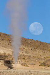 Geysire bei Vollmond im Nationalen Reservat der Andenfauna Eduardo Avaroa, Departement Potosi, Bolivien, Südamerika - RHPLF21225