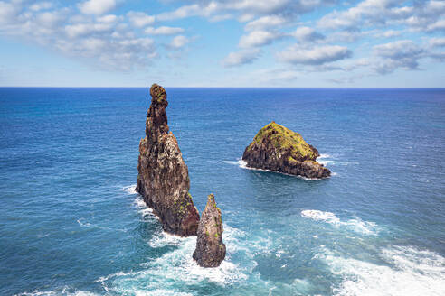 Luftaufnahme der Felsformation Ilheus da Rib und Ribeira da Janela im rauen Meer, Porto Moniz, Insel Madeira, Portugal, Atlantik, Europa - RHPLF21250