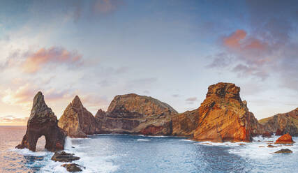 Natürlicher Bogen, Steinfelsen und Klippen in der Morgendämmerung vom Aussichtspunkt Ponta do Rosto, Halbinsel Sao Lourenco, Insel Madeira, Portugal, Atlantik, Europa - RHPLF21253