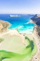 Luftaufnahme des idyllischen smaragdgrünen Wassers der Lagune von Balos und des kristallklaren Meeres, Insel Kreta, Griechische Inseln, Griechenland, Europa - RHPLF21256