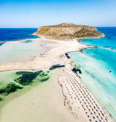 Luftaufnahme des Strandes und der Lagune von Balos, umspült vom türkisfarbenen, klaren Meer, Insel Kreta, Griechische Inseln, Griechenland, Europa - RHPLF21257