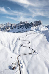 Luftaufnahme einer kurvenreichen Bergstraße im Schnee und Lastoi De Formin, Giau-Pass, Dolomiten, Provinz Belluno, Venetien, Italien, Europa - RHPLF21258