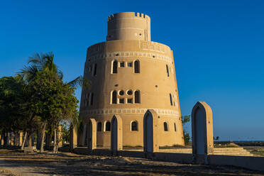 Wiederaufgebauter Verteidigungsturm, Mirbat, Salalah, Oman, Naher Osten - RHPLF21375