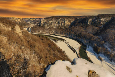 Blick vom Eichfelsen in die Donauschlucht und Schloss Werenwag bei Sonnenuntergang, Naturpark Obere Donau, Schwäbische Alb, Baden-Württemberg, Deutschland, Europa - RHPLF21399