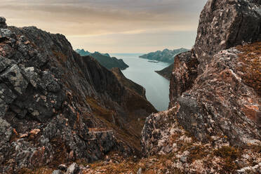 Blick auf den Oyfjorden vom steilen Wanderweg durch die roten Felsen der Berge, Insel Senja, Provinz Troms, Norwegen, Skandinavien, Europa - RHPLF21416