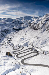 Luftaufnahme einer kurvenreichen Bergstrasse im Schnee, Julierpass, Kreis Albula, Engadin, Kanton Graubünden, Schweiz, Europa - RHPLF21428