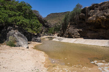 Fluss, der durch Ain Sahlounout fließt, Salalah, Oman, Naher Osten - RHPLF21544