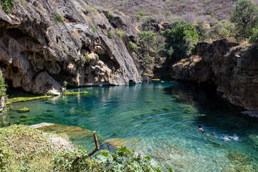 Türkisfarbene Wasserbecken, Ain Sahlounout, Salalah, Oman, Naher Osten - RHPLF21547