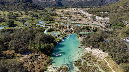 Luftaufnahme der türkisfarbenen Wasserfälle, Wadi Darbat, Salalah, Oman, Naher Osten - RHPLF21570