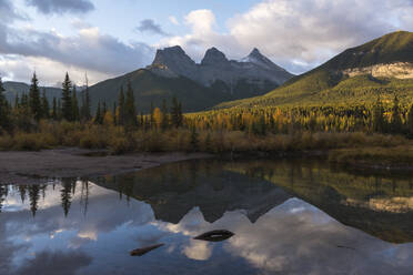 Farbenfroher Sonnenaufgang über Three Sisters am Policeman Creek im Herbst, Canmore, Banff, Alberta, Kanadische Rockies, Kanada, Nordamerika - RHPLF21583