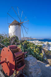 Blick auf eine getünchte Windmühle über der Stadt, Mykonos Stadt, Mykonos, Kykladen, Griechische Inseln, Ägäisches Meer, Griechenland, Europa - RHPLF21600