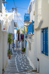 Blick auf eine enge Straße, Mykonos-Stadt, Mykonos, Kykladen, Griechische Inseln, Ägäisches Meer, Griechenland, Europa - RHPLF21602