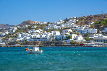 Blick auf Boote im Hafen, Mykonos-Stadt, Mykonos, Kykladen-Inseln, Griechische Inseln, Ägäisches Meer, Griechenland, Europa - RHPLF21604