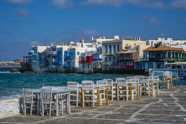 Blick auf Klein-Venedig und Restauranttische in Mykonos-Stadt, Mykonos, Kykladen-Inseln, Griechische Inseln, Ägäisches Meer, Griechenland, Europa - RHPLF21607