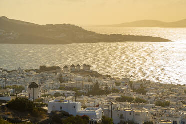 Blick auf Mehlmühlen und Meer, Mykonos-Stadt, Mykonos, Kykladen, Griechische Inseln, Ägäisches Meer, Griechenland, Europa - RHPLF21613