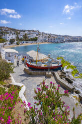 Blick von oben auf Restaurant und Stadt, Mykonos-Stadt, Mykonos, Kykladen, Griechische Inseln, Ägäisches Meer, Griechenland, Europa - RHPLF21628