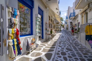 Blick auf Geschäfte in einer engen Straße, Mykonos-Stadt, Mykonos, Kykladen-Inseln, Griechische Inseln, Ägäisches Meer, Griechenland, Europa - RHPLF21630