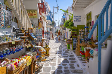 Blick auf Geschäfte in einer engen Straße, Mykonos-Stadt, Mykonos, Kykladen-Inseln, Griechische Inseln, Ägäisches Meer, Griechenland, Europa - RHPLF21631