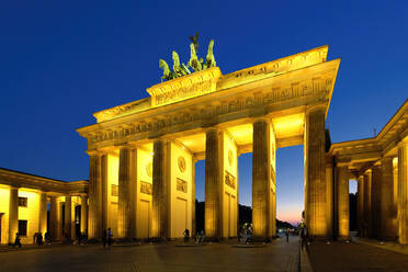 Brandenburger Tor bei Sonnenuntergang, Pariser Platz, Unter den Linden, Berlin, Deutschland, Europa - RHPLF21635