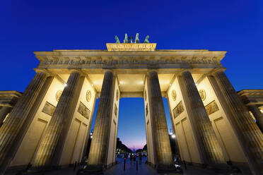 Brandenburger Tor bei Sonnenuntergang, Pariser Platz, Unter den Linden, Berlin, Deutschland, Europa - RHPLF21637