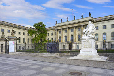 Humboldt-Universität mit Alexander von Humboldt-Statue, Unter den Linden, Berlin, Deutschland, Europa - RHPLF21648