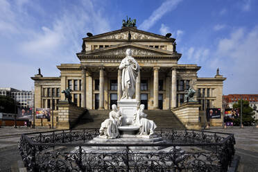 Konzerthaus Berlin und Schillerdenkmal, Gendarmenplatz, Unter den Linden, Berlin, Deutschland, Europa - RHPLF21650