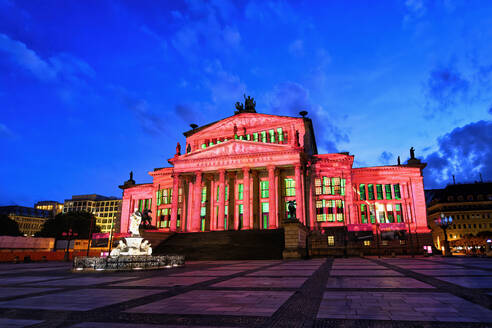 Konzerthaus Berlin und Schillerdenkmal während des Lichterfestes, Gendarmenplatz, Unter den Linden, Berlin, Deutschland, Europa - RHPLF21653