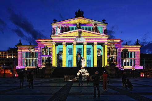 Konzerthaus Berlin und Schillerdenkmal während des Lichterfestes, Gendarmenplatz, Unter den Linden, Berlin, Deutschland, Europa - RHPLF21658