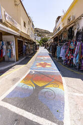 Bunte Straßenmalereien zwischen den Touristenläden in der Altstadt von Matala, Kreta, Griechische Inseln, Griechenland, Europa - RHPLF21661