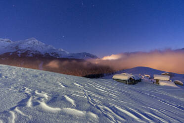 Mit Schnee bedeckte Berghütten unter dem sternenklaren Winterhimmel, Andossi, Madesimo, Valchiavenna, Valtellina, Lombardei, Italien, Europa - RHPLF21666