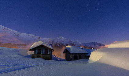Mit Schnee bedeckte Berghütten in einer sternenklaren Winternacht, Andossi, Madesimo, Valchiavenna, Valtellina, Lombardei, Italien, Europa - RHPLF21668