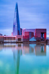 Der Shard spiegelt sich in der Themse bei Sonnenaufgang, London, England, Vereinigtes Königreich, Europa - RHPLF21669