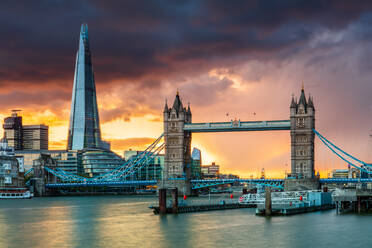 Tower Bridge und The Shard bei Sonnenuntergang, London, England, Vereinigtes Königreich, Europa - RHPLF21670