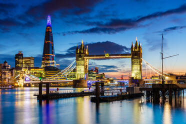 Tower Bridge und The Shard bei Sonnenuntergang, London, England, Vereinigtes Königreich, Europa - RHPLF21672