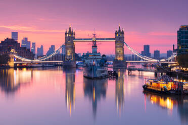Sonnenaufgangsansicht der HMS Belfast und der Tower Bridge, die sich in der Themse spiegeln, mit Canary Wharf im Hintergrund, London, England, Vereinigtes Königreich, Europa - RHPLF21673