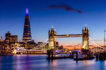 Tower Bridge und The Shard bei Sonnenuntergang, London, England, Vereinigtes Königreich, Europa - RHPLF21678