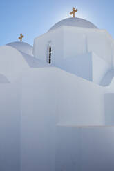 Sonne Lichtaura hinter Kreuz auf weißer Kirche, Amorgos Chora, Amorgos, Kykladen, Griechische Inseln, Griechenland, Europa - RHPLF21685